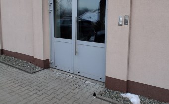 wejście zabezpieczone domofonem