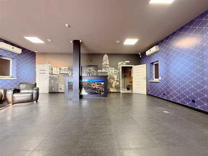 budynek usługowy z dużym parkingiem | centrum Oświ