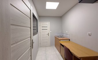 budynek usługowy z dużym parkingiem | centrum Oświ