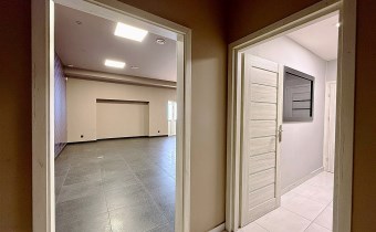 budynek usługowy z dużym parkingiem | centrum Oświ