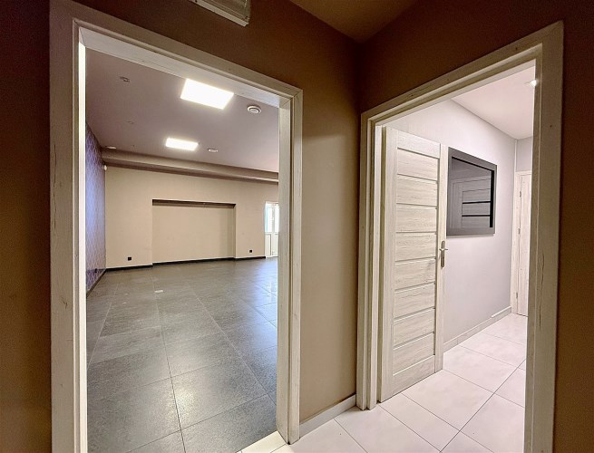 budynek usługowy z dużym parkingiem | centrum Oświ