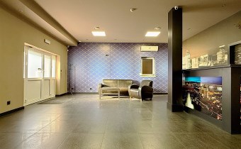 budynek usługowy z dużym parkingiem | centrum Oświ