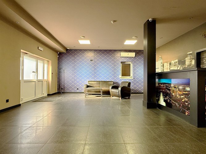 budynek usługowy z dużym parkingiem | centrum Oświ