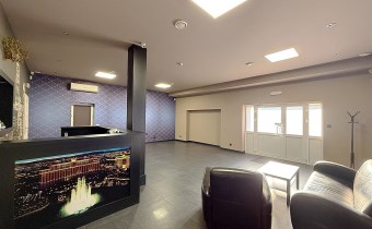 budynek usługowy z dużym parkingiem | centrum Oświ