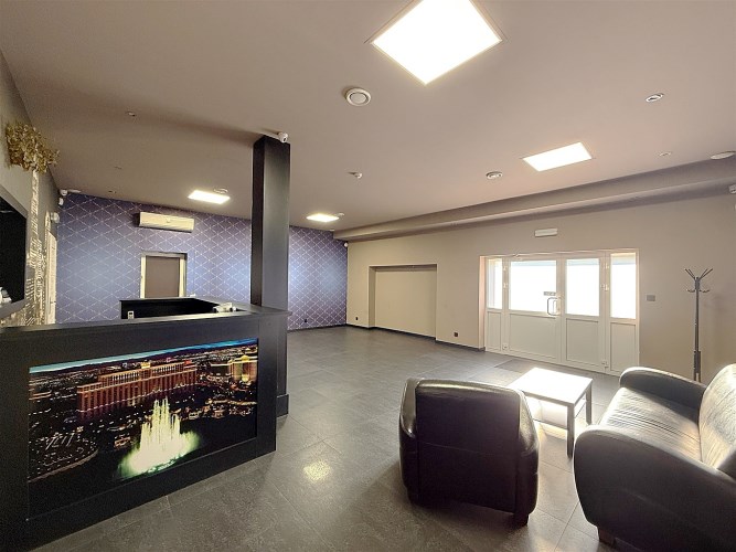 budynek usługowy z dużym parkingiem | centrum Oświ