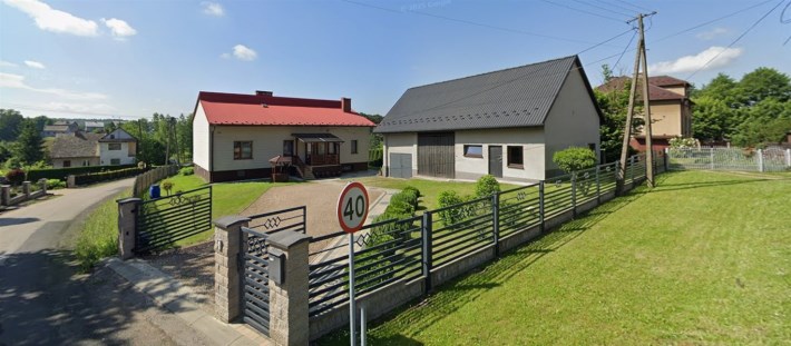 podwórko -budynek gospodarczy przed wymianą  bram 